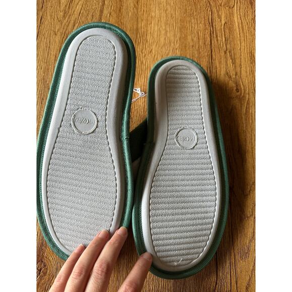 Disney Mickey & Friends Christmas Slippers NWOT - Picture 3 of 3